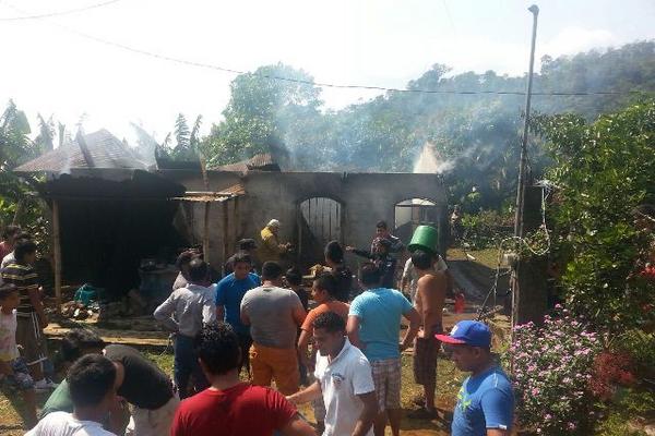 En el interior de la vivienda incendiada había dos menores. (Foto Prensa Libre: Rolando Miranda)
