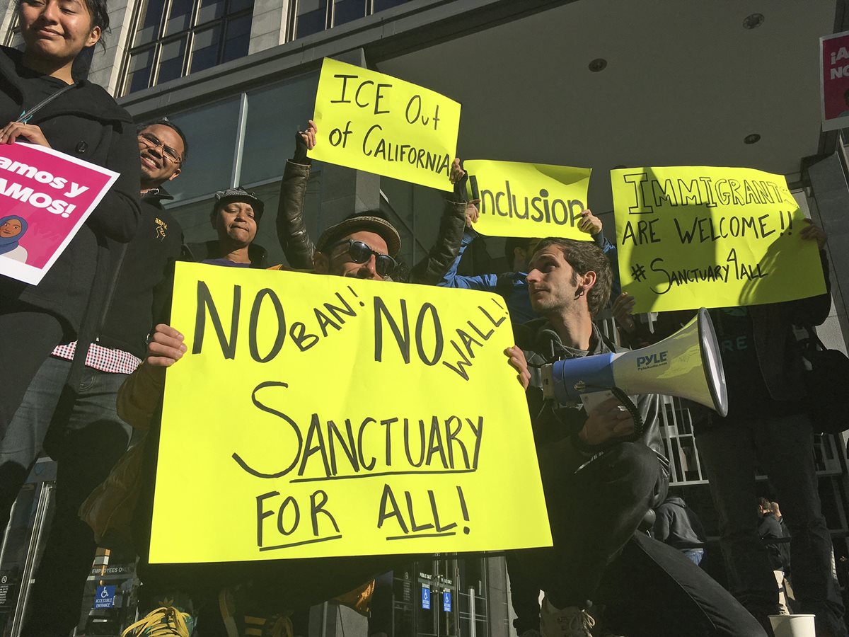 Activistas protestan contra las políticas de Trump, en San Francisco. (Foto Prensa Libre: AP)