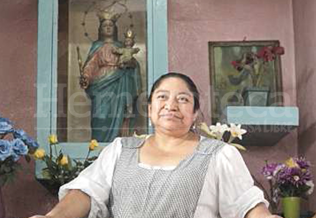 Beatriz Cux se encarga de la capilla del Mercado Cervantes, zona 3. (Foto: Hemeroteca PL)