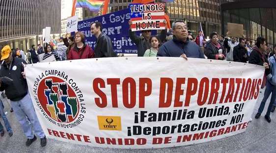 Según medios de comunicación estadounidenses, la Oficina de Migración efectuaría redadas dirigidas a cientos de familias. (Foto Prensa Libre: EFE)