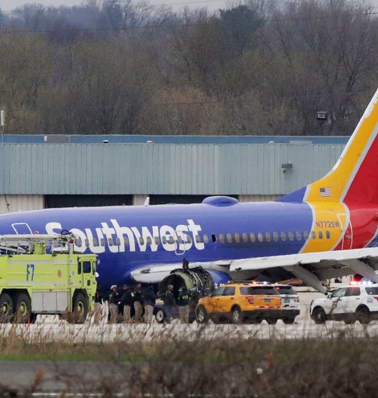 El avión de Southwest Airlines se encuentra en la pista del Aeropuerto Internacional de Filadelfia después de que se vio obligado a aterrizar con una falla en el motor. (AFP).