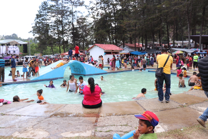 El balneario Sepelá, en Chichicastenango, Quiché, fue visitado por decenas de pobladores. (Foto Prensa Libre: Héctor Cordero)