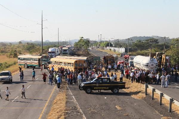 Los pobladores,  durante  la  protesta  de ayer,  la  cual  generó  largas filas  de vehículos en el kilómetro  64  de la Autopista Puerto Quetzal, Escuintla.