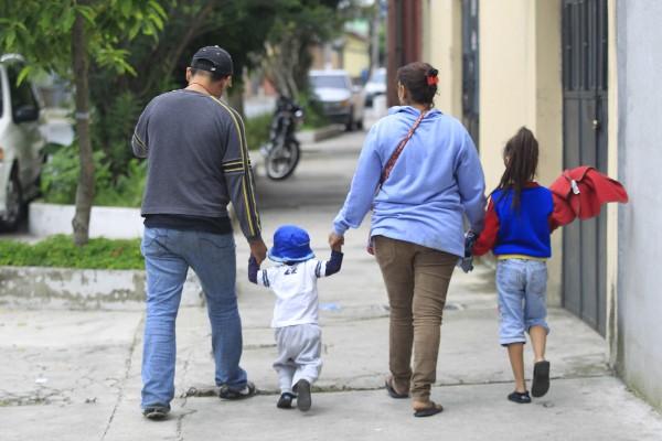 Permanecer juntos es lo que quieren los cuatro miembros de la familia hondureña, que huyó de su país para evitar ser asesinados y que buscaban llegar a Estados Unidos.