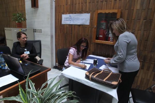 La abogada Guisela Roldán, en representación de su colega Karen Fischer Pivaral, presenta  señalamiento  contra   la fiscal general, Claudia Paz y Paz.