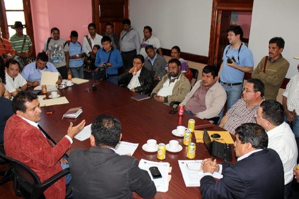 Reunión entre alcaldes, delegados del Inde, Energuate y el PER, en Quiché.