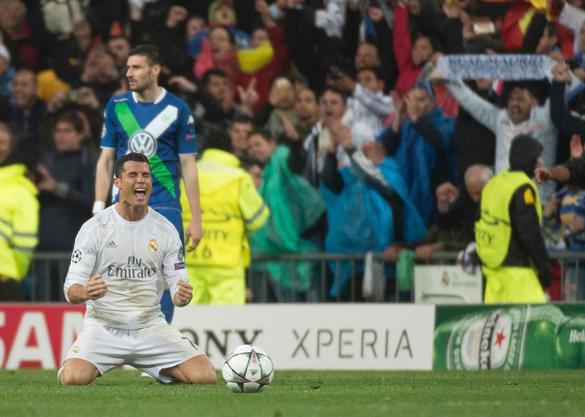 Cristiano Ronaldo consiguió triplete de goles frente al Wolfsburgo que le permitió el pase a la siguiente ronda de la Liga de Campeones. (Foto Prensa Libre: AFP)