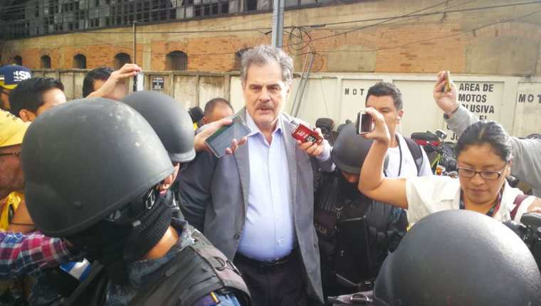 El actual presidente de la Oxfam, Juan Alberto Fuentes Knight fue capturado por un posible caso de corrupción en el Transurbano. (Foto Prensa Libre: Estuardo Paredes)