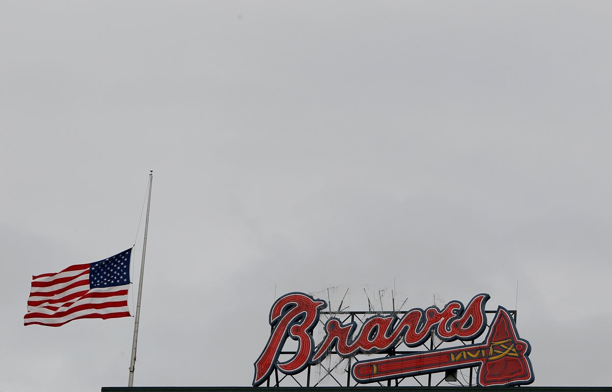 La bandera de Estados Unidos luce a media asta en el Turner Field tras el fallecimiento de un aficionado. (Foto Prensa Libre: AFP)