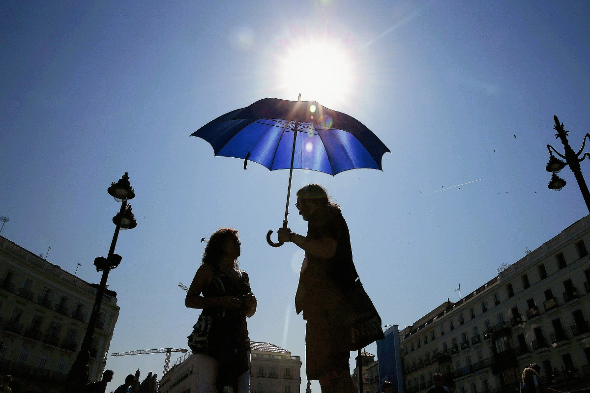 Vista de la Puerta del Sol de Madrid, bajo el intenso calor. (Foto Prensa Libre: EFE).