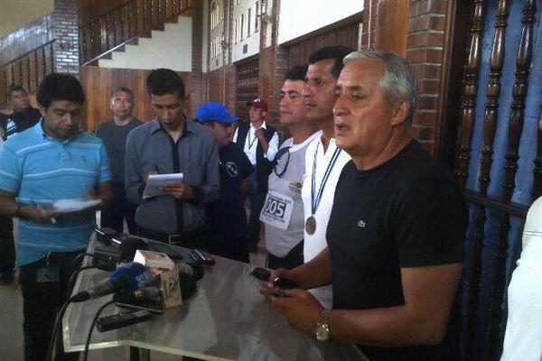 Otto Pérez se pronuncia en rueda de prensa sobre la decisión del directorio de la SAT de detener el proyecto para mejorar recaudación fiscal.