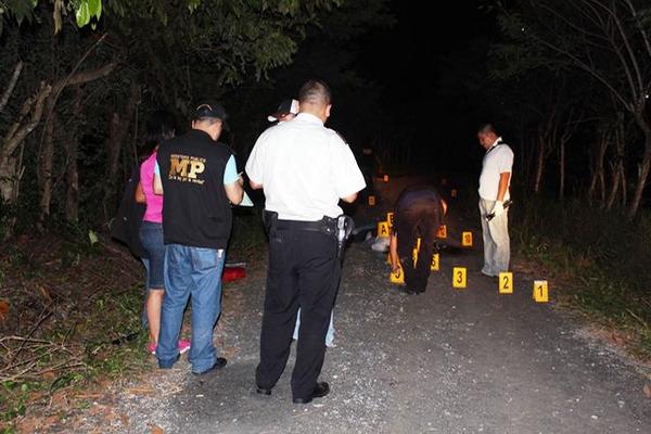 Los cuerpos fueron hallados en un camino de terracería en Izabal. (Foto Prensa Libre: Edwin Perdomo)<br _mce_bogus="1"/>