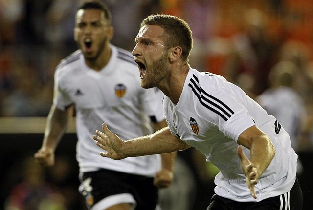 Shkodran Mustafi reacción con una celebración explosiva tras marcar el único gol del partido, que deja el triunfo para el Valencia. (Foto Prensa Libre: AFP)