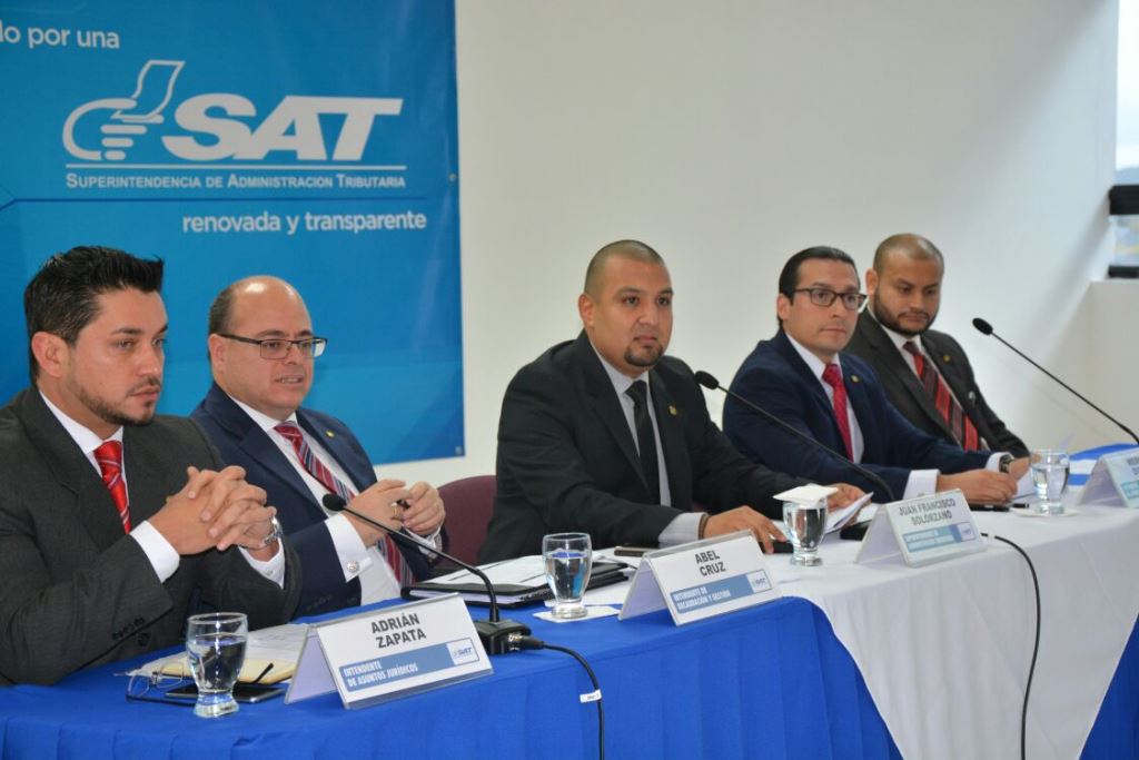 Autoridades de la SAT durante la presentación de la declaración patrimonial. (Foto Prensa Libre: Cortesía)