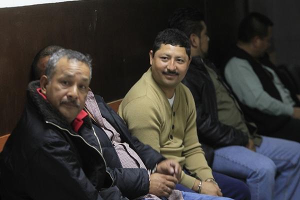 Policías sindicados de desaparición esperan la audiencia judicial. (Foto Prensa Libre: Erick Avila)