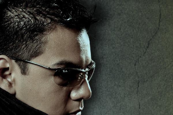 el video de Todo lo que quiero de DJ Lara se puede ver en www.facebook.com/djlaramusic2