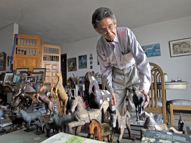 Héctor Rosada muestra una parte de su amplia colección de caballos de madera, bronce y otros materiales, la cual exhibe en varias partes de su apartamento.