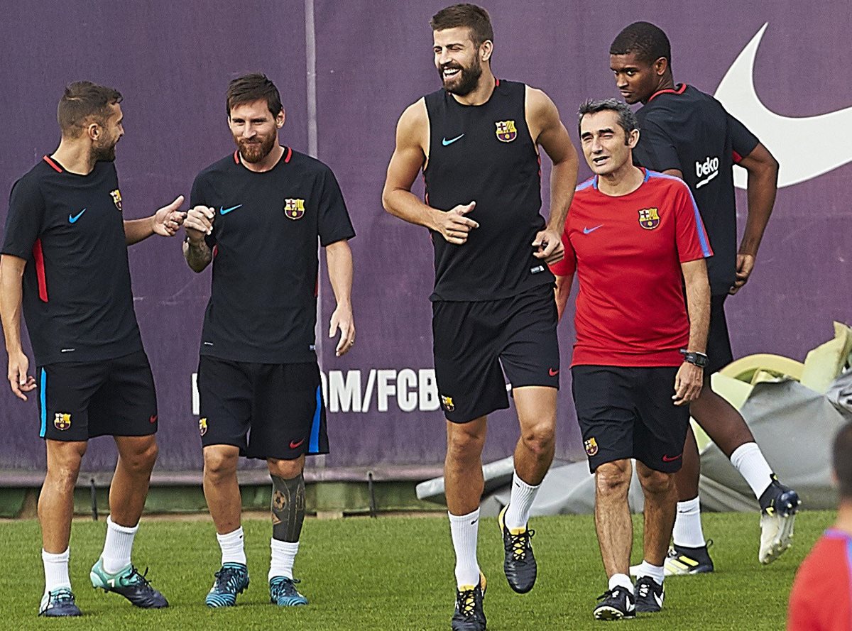 Gerard Piqué se entrenó con normalidad este sábado, previo al debut del Barcelona en la Liga. (Foto Prensa Libre: EFE)