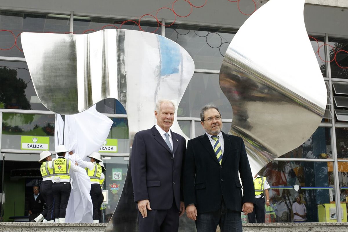 Alcalde Álvaro Arzú y artista José Toledo develan obra en conmemoración de la paz. (Foto Prensa Libre: Paulo Raquec)