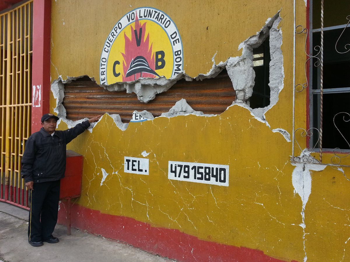 Socorrista muestra daños que causó el terremoto en la estación de Bomberos Voluntarios de San Cristóbal Cucho, la cual no ha sido reconstruida. (Foto Prens Libre: Aroldo Marroquín)