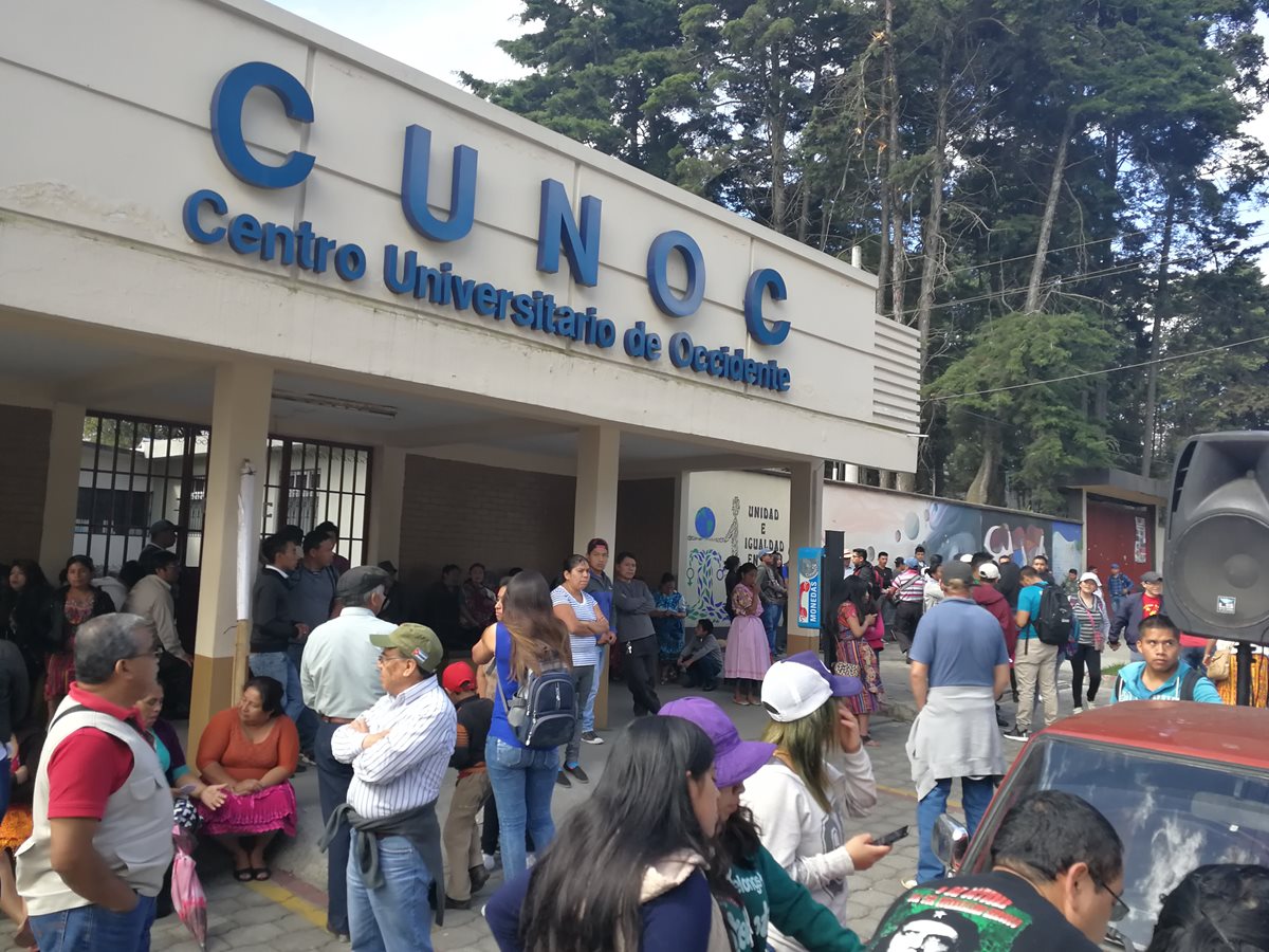Manifestantes se reúnen en Centro Universitario para empezar la marcha que conmemora la Revolución de 1944. (Foto Prensa Libre: Fred Rivera)