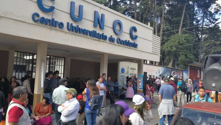 Manifestantes se reúnen en Centro Universitario para empezar la marcha que conmemora la Revolución de 1944. (Foto Prensa Libre: Fred Rivera)