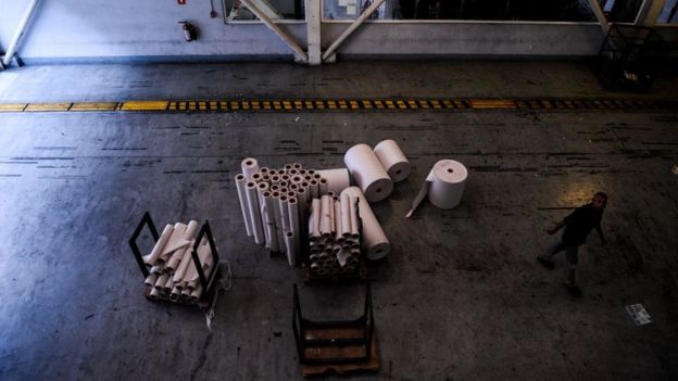 El alto costo de los insumos motivó la decisión de El Nacional. AFP