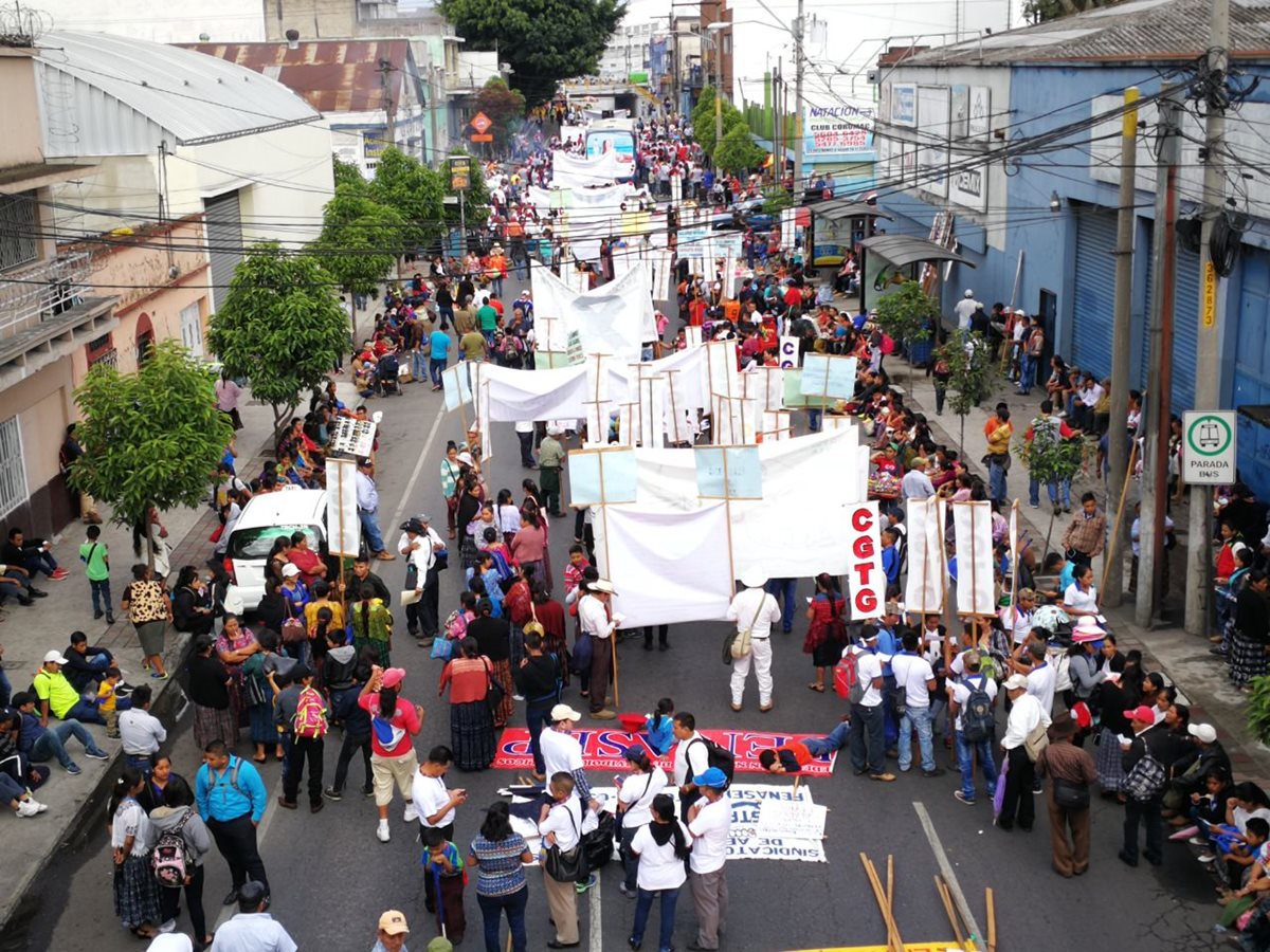 Cientos de personas participan en la marcha por la conmemoración del Día Internacional del Trabajo. (Foto Prensa Libre: Érick Ávila)