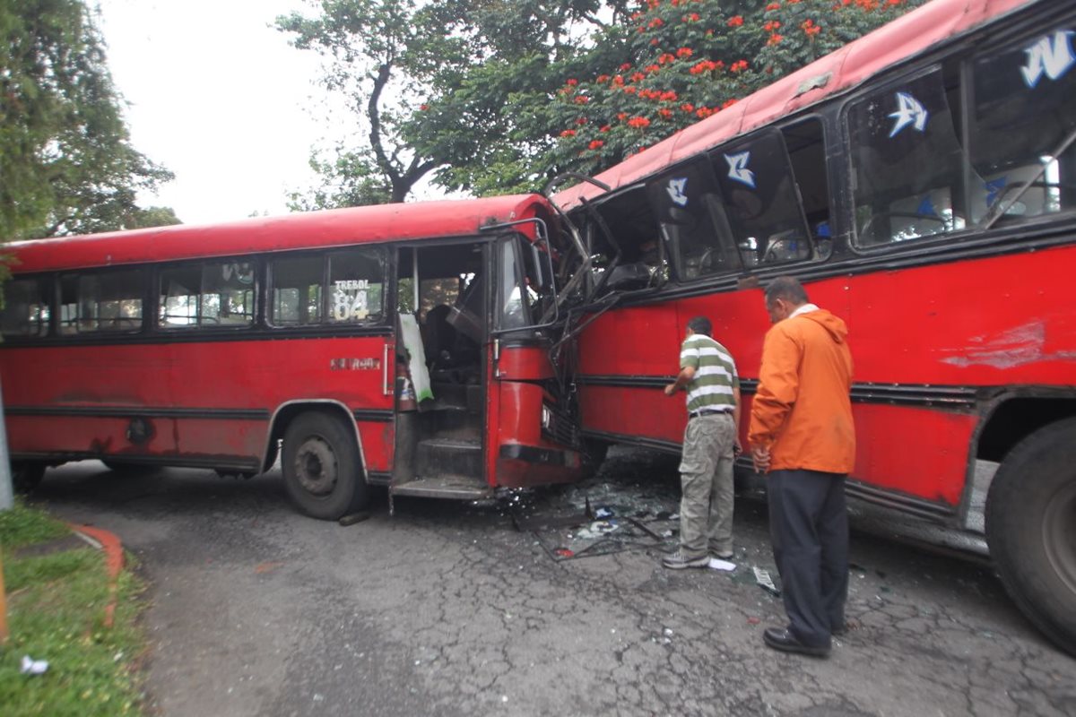 El choque entre dos autobuses en la zona 13 dejó al menos ocho personas con golpes y heridas. (Foto Prensa Libre: Érick Ávila)