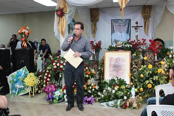 El alcalde de Ipala, Roel Pérez Argueta, durante el homenaje a David Pinto. (Foto Prensa Libre: Edwin Paxtor)<br _mce_bogus="1"/>