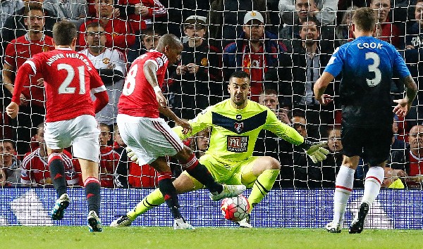 Ashley Young en el momento que marca el tercer gol del United. (Foto Prensa Libre: AFP)