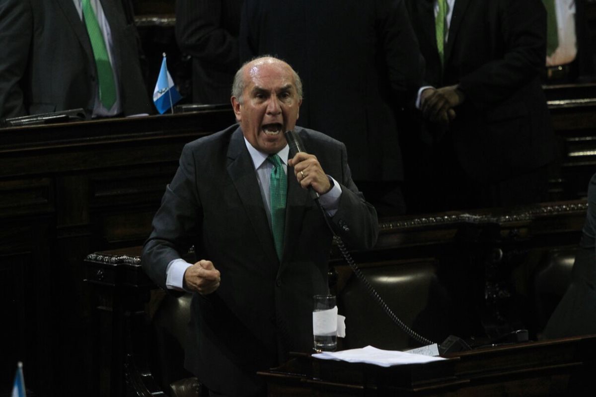 El presidente del Congreso, Mario Taracena, busca por segunda ocasión que el Organismo Legislativo desafore al diputado Luis Rabbé. (Foto Prensa Libre: Esbin García)