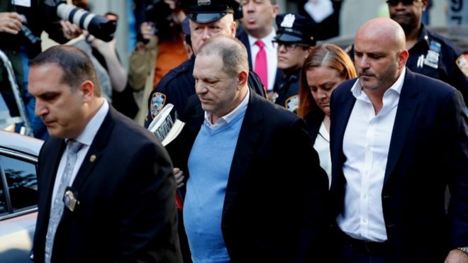 Harvey Weinstein (centro) llega a la comisaría del 1er Distrito Policial, en Manhattan. REUTERS