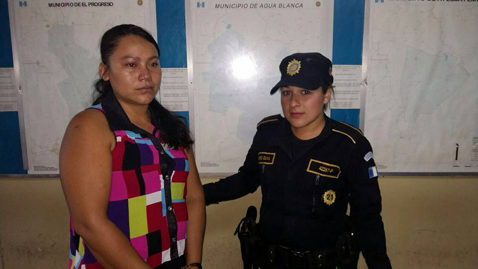 Astrid Marisol Ramírez de López es trasladada a la comisaría de la PNC en Jutiapa. (Foto Prensa Libre: Óscar González)