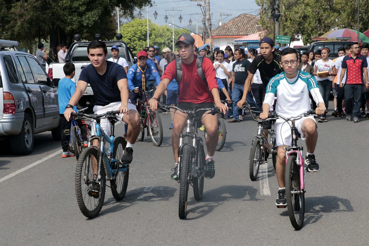 Estudiantes participan en actividad en favor del ambiente. (Foto Prensa Libre: Eduardo Sam).