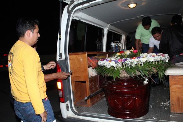El cuerpo de De León llega a Retalhuleu (Foto Prensa Libre: R. Miranda)<br _mce_bogus="1"/>