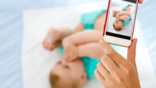 El "sharenting" hace que muchos padres muestren sin pudor ni medida fotos de sus bebés. GETTY IMAGES