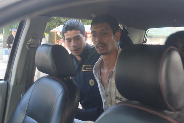 El reo Jaime Enrique López, quien se había fugado del Hospital Nacional de Jutiapa, es trasladado al Juzgado de Paz de la cabecera luego de que fue recapturado. (Foto Prensa Libre: Óscar González)