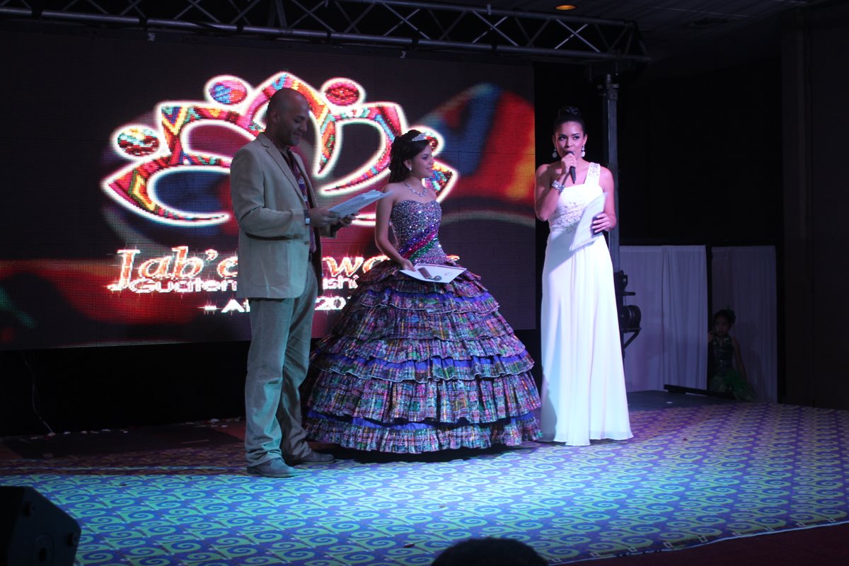 En el concurso nacional de modas Jab’el Award’s Guatemala Fashion Show participaron diseñadores guatemaltecos con propuestas de textiles típicos. (Foto Prensa Libre: Ángel Julajuj)