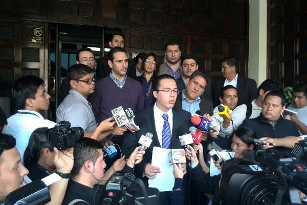 Felipe Alejos, secretario general del partido Todos y algunos diputados de esa bancada, piden a la CC que ordene la elección de Junta Directiva (Foto Prensa Libre: Erick Ávila). <br _mce_bogus="1"/>