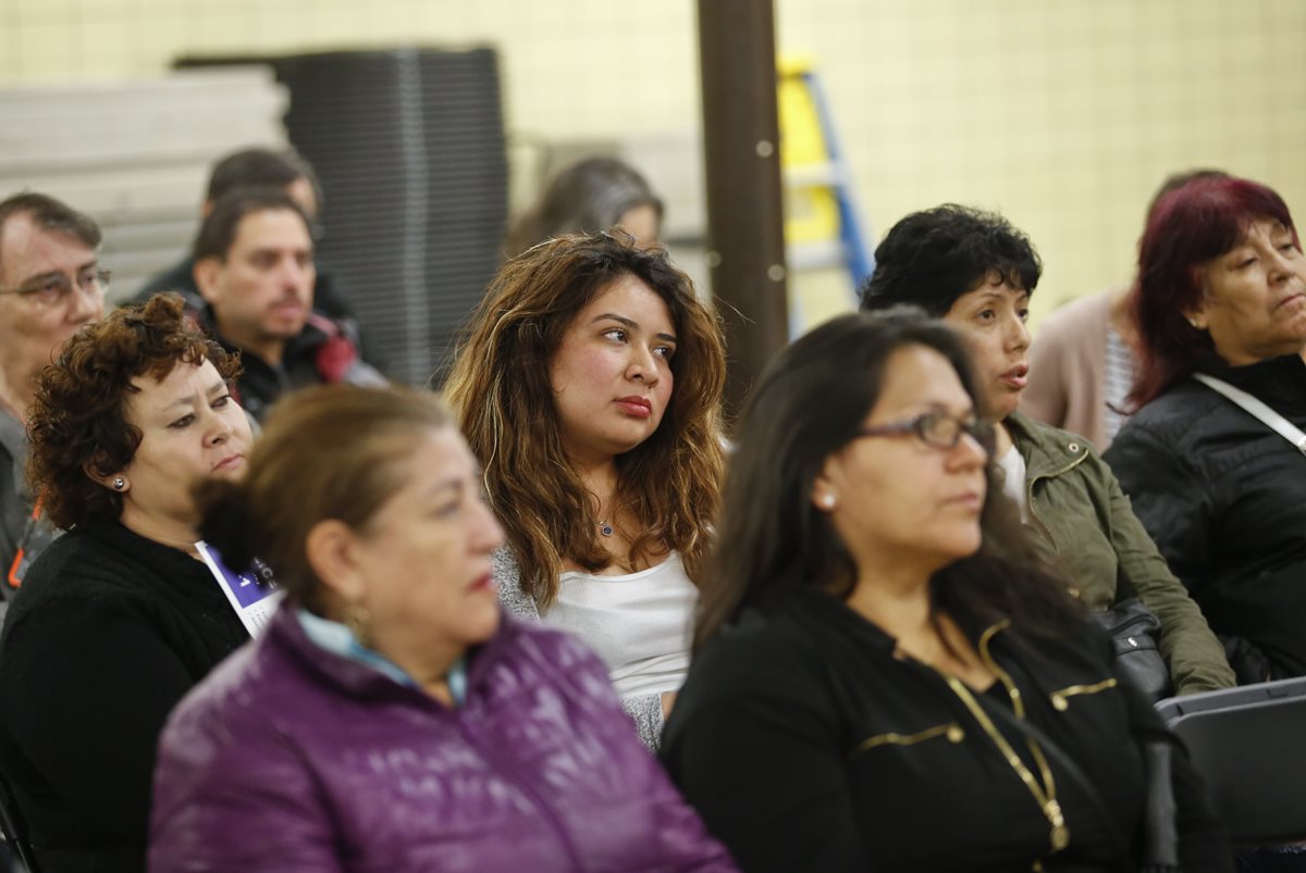 Habiantes hispanos del vecindario Albay Park de Chicago, en su mayoría centroamericanos asisten a una reunión con autoridades. (Foto Prensa Libre: EFE).