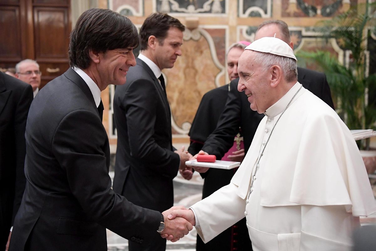 El técnico de la selección de Alemania, Joachim Low, saluda al papa Francisco en su visita al Vaticano. (Foto Prensa Libre: EFE)
