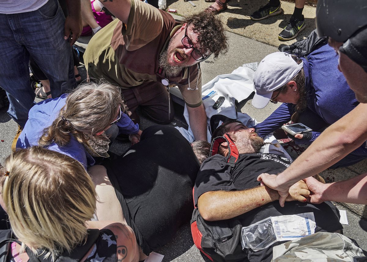 El atropellamiento dejó un muerto y varios heridos en Charlottesville, Virginia. (Foto Prensa Libre: AP)