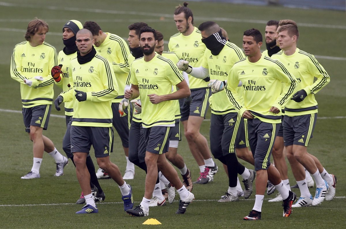 Los jugadores del Real Madrid durante el entrenamiento realizado en la Ciudad Deportiva de Valdebebas para preparan el partido frente a la Real Sociedad. (Foto Prensa Libre:EFE)