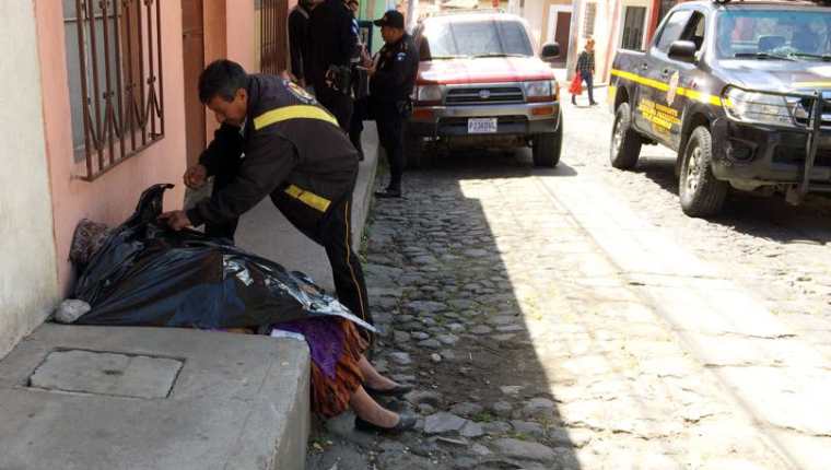 Bomberos Voluntarios confirmaron la muerte de Martha Orozco Cahuex.(Foto Prensa Libre: Carlos Ventura)