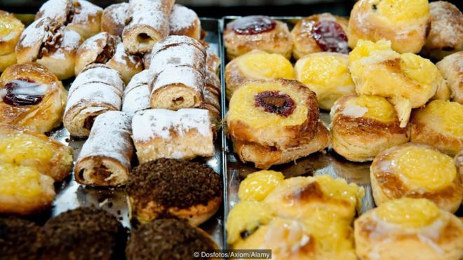 Bolas de fraile, bombas, cañoncitos… los curiosos nombres de las “facturas” argentinas tienen una explicación. (Foto: Dosfotos/Axiom/Alamy)
