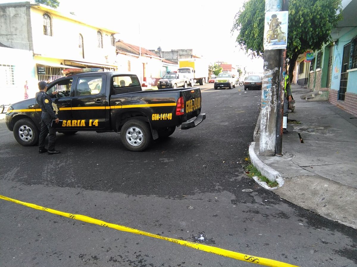 Agentes de la Policía Nacional Civil llegan al lugar en donde un repartidor de cervezas fue baleado. (Foto Prensa Libre: Estuardo Paredes)