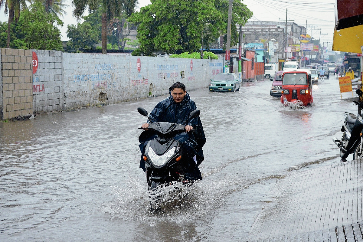 Calles anegadas por la lluvia en Puerto San José, Escuintla. (Foto Prensa Libre: Carlos Paredes)