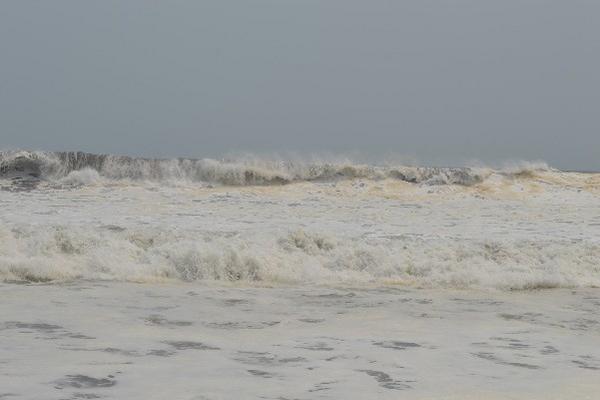 Las olas del mar, en la Costa Sur, especialmente en  Escuintla, han alcanzado varios metros de alto.