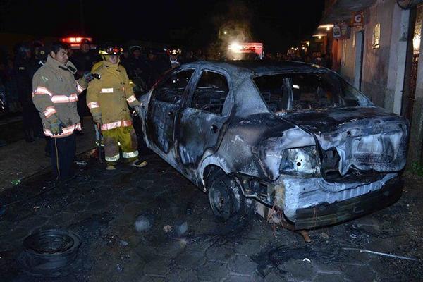 Socorristas observan el vehículo quemado por una turba en Parramos. (Foto Prensa Libre: José Rosales) <br _mce_bogus="1"/>